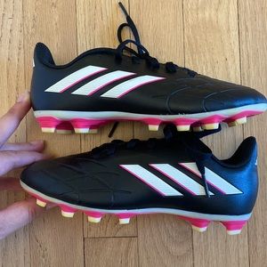 ADIDAS GIRLS SIZE 2 soccer cleats.